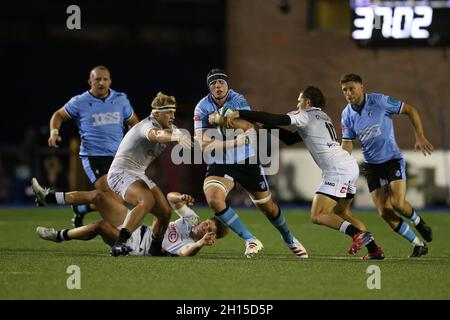 Cardiff, Großbritannien. Oktober 2021. SEB Davies von Cardiff Rugby macht eine Pause. United Rugby Championship, Cardiff Rugby V Cell C Sharks at the BT Sport Arms Park in Cardiff, South Wales on Saturday 16th October 2021. PIC by Andrew Orchard/Andrew Orchard Sports Photography/Alamy Live News Credit: Andrew Orchard Sports Photography/Alamy Live News Stockfoto