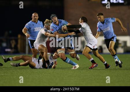 Cardiff, Großbritannien. Oktober 2021. SEB Davies von Cardiff Rugby macht eine Pause. United Rugby Championship, Cardiff Rugby V Cell C Sharks at the BT Sport Arms Park in Cardiff, South Wales on Saturday 16th October 2021. PIC by Andrew Orchard/Andrew Orchard Sports Photography/Alamy Live News Credit: Andrew Orchard Sports Photography/Alamy Live News Stockfoto