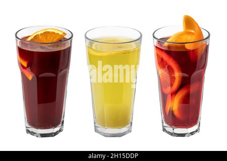 Drei Gläser rot-gelber erfrischender Winterdrink oder Glühwein mit aufgeschnittener Orange auf weißem Hintergrund Stockfoto