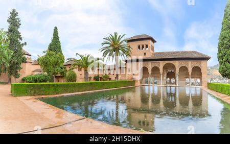 Alhambra Granada Spanien - 09 14 2021: Blick auf den Partal Palast oder Palacio del Partal , eine palastartige Struktur rund um Gärten und Wassersee im Inneren der A Stockfoto