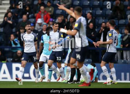 Deepdale Stadium, Preston, Lancashire, Großbritannien. Oktober 2021. EFL Championship Football, Preston North End gegen Derby County; Andrew Hughes von Preston North End protestiert gegen Schiedsrichter Josh King Credit: Action Plus Sports/Alamy Live News Stockfoto