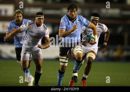 Cardiff, Großbritannien. Oktober 2021. Rory Thornton von Cardiff Rugby macht eine Pause. United Rugby Championship, Cardiff Rugby V Cell C Sharks at the BT Sport Arms Park in Cardiff, South Wales on Saturday 16th October 2021. PIC by Andrew Orchard/Andrew Orchard Sports Photography/Alamy Live News Credit: Andrew Orchard Sports Photography/Alamy Live News Stockfoto