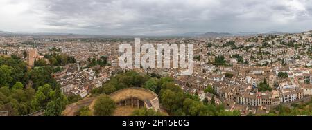 Granada Spanien - 09 14 2021: Luftpanoramic full view at the main Granada City, view from the Alhambra Citadel Palace lookout, architecture buildings Stockfoto