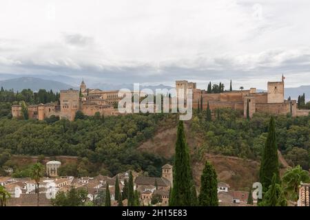 Alhambra Granada Spanien - 09 14 2021: Blick auf die Außenfassade Gebäude an der Alhambra Zitadelle und Gärten, Blick Aussichtspunkt San Nicolás, ein Palast und Stockfoto