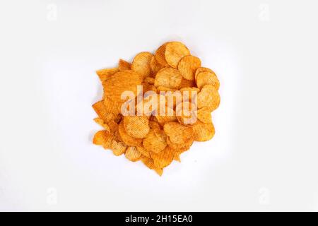 Kartoffel Chips fallen in Glasschale auf weißem Hintergrund mit Freistellungspfad, fliegende Kartoffelchips isoliert Stockfoto