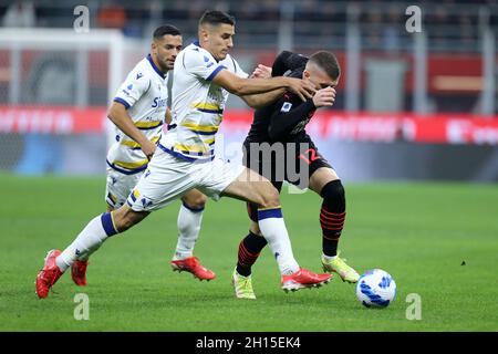 Mailand, Italien. Oktober 2021. Ante Rebic vom AC Mailand und Nicolo Casale vom FC Hellas Verona kämpfen während der Serie A im Stadio Giuseppe Meazza am 16. Oktober 2021 in Mailand um den Ball. Quelle: Marco Canoniero/Alamy Live News Stockfoto