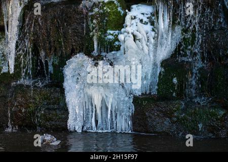 Kleiner eingelassener Wasserfall am Schloß Favorit im Winter Stockfoto