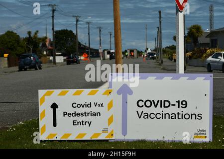GREYMOUTH, NEUSEELAND, 16. OKTOBER 2021: Schilder führen Menschen in Greymouth zum lokalen Flughafen, wo das Gesundheitsministerium am Super-Samstag Einrichtungen für Massenimpfungen eingerichtet hat. 130,000 wurden landesweit geimpft. Stockfoto