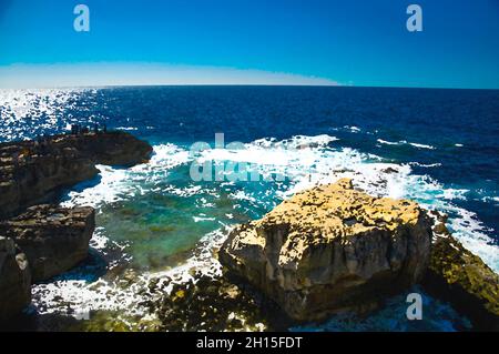 Aquarellzeichnung der felsigen Küste und des Meeres in der Nähe des eingestürzten Azure-Fensters in der Dwejra Bay, Insel Gozo, Malta Stockfoto