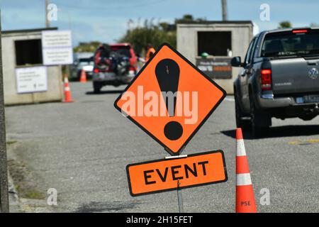 GREYMOUTH, NEUSEELAND, 16. OKTOBER 2021: Schilder führen Menschen in Greymouth zum lokalen Flughafen, wo das Gesundheitsministerium am Super-Samstag Einrichtungen für Massenimpfungen eingerichtet hat. 130,000 wurden landesweit geimpft. Stockfoto