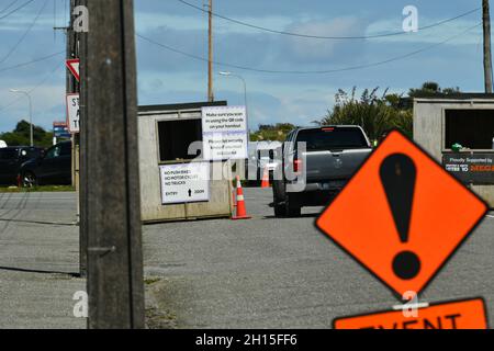GREYMOUTH, NEUSEELAND, 16. OKTOBER 2021: Schilder führen Menschen in Greymouth zum lokalen Flughafen, wo das Gesundheitsministerium am Super-Samstag Einrichtungen für Massenimpfungen eingerichtet hat. 130,000 wurden landesweit geimpft. Stockfoto