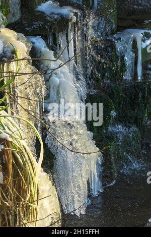 Kleiner eingelassener Wasserfall am Schloß Favorit im Winter Stockfoto