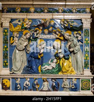 Italien Toskana Wallfahrtskirche La Verna - Kirche Santa Maria Degli Angeli - linker Altar - Geburt Jesu von Andrea und Luca della Robbia - Polychrome Terrakotta 1490 St. Franziskus, die Jungfrau, St. Joseph und St. Antonius Stockfoto