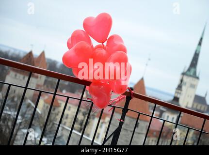 Rote Herzen Luftballons hinter Panoramablick auf die europäische Altstadt von Tallinn. Valentinstag Liebesgeschichte Stockfoto