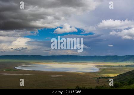 Wolken über dem Ngorongoro-Krater. Ngorongoro Conservation Area, Tansania. Stockfoto