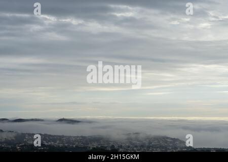 Nebliger Morgen und Wolken an der Mittelmeerküste in Spanien schöner Himmel und neblige Landschaft Stockfoto