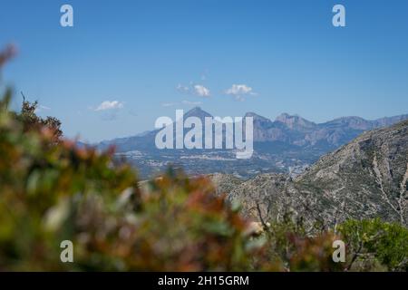 Schöne mediterrane Berglandschaft und blauer Himmel in Spanien Wandern und Entspannung in der Natur Stockfoto