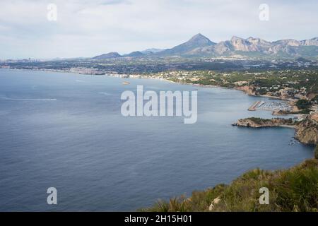 Blick auf das blaue mittelmeer und die schöne Berglandschaft Reiseziel Spanien Stockfoto