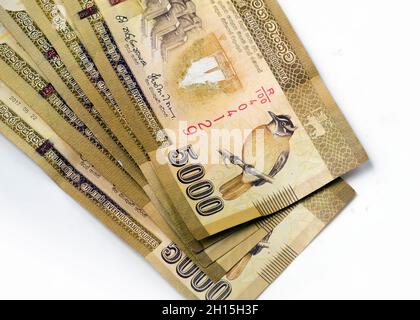 Srilankische Banknoten von Rupien 5000 auf isoliertem weißem Hintergrund. Nahaufnahme Stockfoto