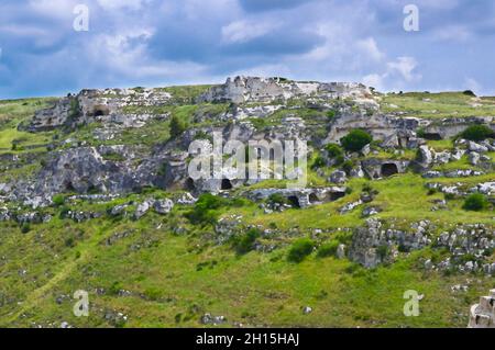 Aquarell Zeichnung von Blick auf Schlucht mit Felsen und Häusern in Höhlen di Murgia Timone in der Nähe der alten Stadt Matera Sassi , UNESCO-Weltkulturerbe Stockfoto