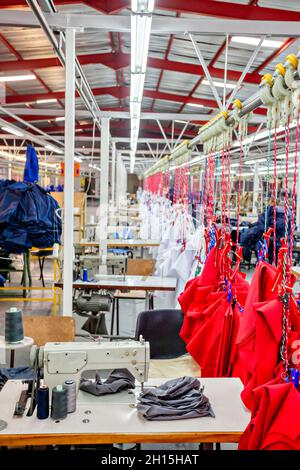Kleiner Unternehmer in Afrika, Botswana, industrielle Textilfabrik Herstellung von Sicherheitsausrüstung Stockfoto
