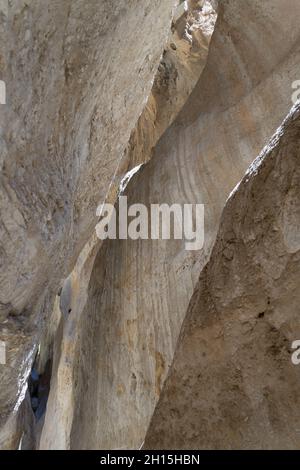 Raue Steinstruktur in einem Canyon alten erodierten Felsformation abstrakten Hintergrund Stockfoto