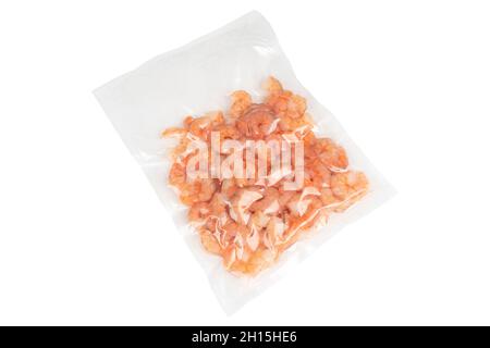 Garnelen in einem Plastikbeutel isoliert auf weißem Hintergrund. Abgepackte Lebensmittel vakuumsaugen. Stockfoto