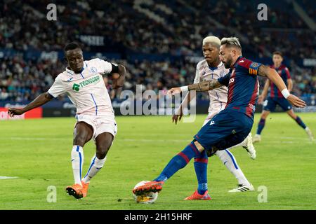 Valencia, Spanien. Oktober 2021. Jose Luis Morales von Levante UD und Dakonam Ortega Djene von Getafe CF sind während des spanischen Fußballspiels La Liga zwischen Levante UD und Getafe CF im Stadion Ciutat de Valencia in Valencia in Aktion zu sehen.(Endstand; Levante UD 0:0 Getafe CF) (Foto von Xisco Navarro/SOPA Images/Sipa USA) Quelle: SIPA USA/Alamy Live News Stockfoto