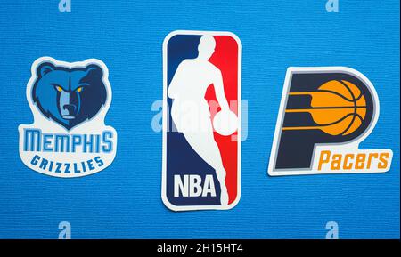 1. Oktober 2021, Springfield, USA, Embleme der Basketballteams Memphis Grizzlies und Indiana Pacers auf blauem Hintergrund. Stockfoto