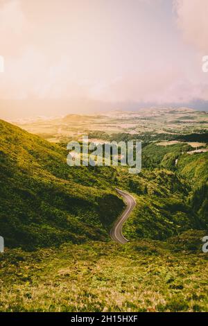 Endlose Bergstraße mit luxuriöser Naturlandschaft auf der Insel São Miguel. Azoren, Portugal. Stockfoto