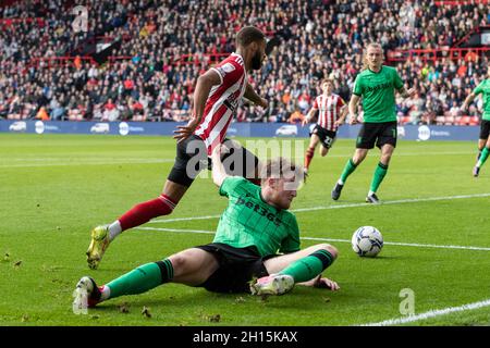 Sheffield, Großbritannien. Oktober 2021. Jayden Bogle #20 von Sheffield United überspringt am 10/16/2021 Harry Souttar #36 von Stoke City in Sheffield, Großbritannien. (Foto von James Heaton/News Images/Sipa USA) Quelle: SIPA USA/Alamy Live News Stockfoto