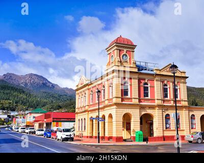 Queenstown, Australien - 24. April 2014: Historisches POS-Bürogebäude an der Hauptstraße der alten ländlichen Regionalstadt Queenstown im West Coast council of Stockfoto