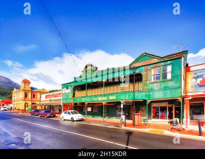 Queenstown, Australien - 24. April 2014: Haupteinkaufsstraße mit Geschäften und historischem Hotel unter blauem Himmel. Stockfoto