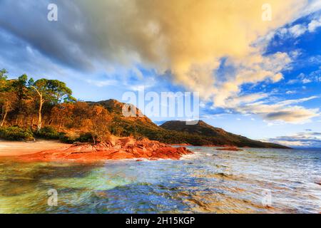 Honeymoon Bay an der Bucht Coles an der tasmanischen Ostküste bei farbenprächtiger Sonnenuntergangsstimmung in der Nähe der Halbinsel Freycinet. Stockfoto