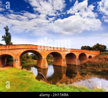 Alte historische Steinmetzbrücke in Richmond, Australien, über den Fluss. Stockfoto