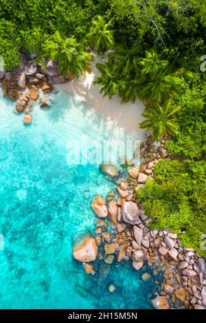 Geheimer kleiner Strand in der Bucht von Anse Lazio Beach, Praslin, Seychellen Stockfoto
