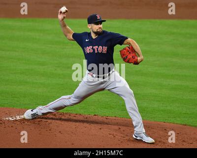 Houston, Usa. Oktober 2021. Boston Red Sox startet Pitcher Nathan Eovaldi wirft im zweiten Inning gegen die Houston Astros in Spiel zwei der MLB ALCS im Minute Maid Park in Houston, Texas am Samstag, 16. Oktober 2021. Foto von Maria Lysaker/UPI Kredit: UPI/Alamy Live News Stockfoto