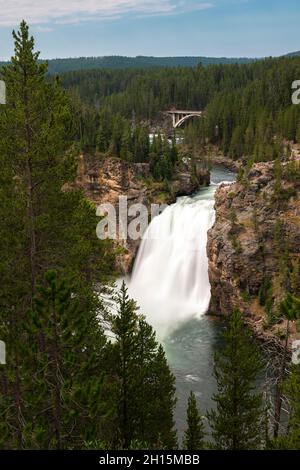 Upper Falls des Yellowstone River vom Upper Falls Viewpoint, Yellowstone National Park, Wyoming Stockfoto