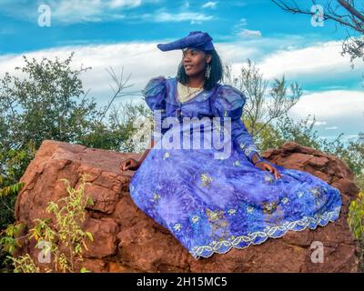 Herero traditionelle namibische Frau im Busch posiert, Afrika, Kleid viktorianischen Stil Stockfoto