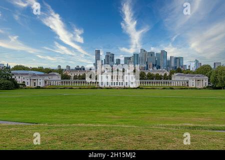 LONDON, GROSSBRITANNIEN - 27. SEPTEMBER 2021: Queens House und Greenwich Maritime Museum mit Canary Wharf in der Skyline Stockfoto