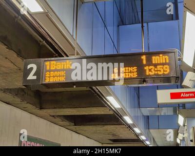 LONDON, VEREINIGTES KÖNIGREICH - 27. SEPTEMBER 2021: Bahnsteigschild des Dot-Matrix-Bahnhofs, das das Ziel als Bank auf der Docklands Light-Eisenbahn anzeigt Stockfoto
