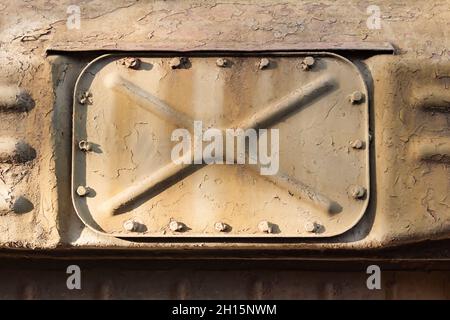 Foto von alten und rostigen Militärfahrzeug gepanzerte Oberfläche Luke Türplatte. Stockfoto