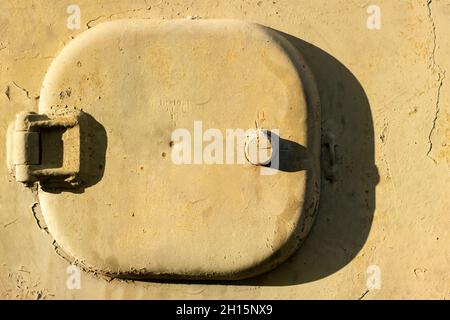 Foto von alten und rostigen Militärfahrzeug gepanzerte Oberfläche Luke Türplatte. Stockfoto
