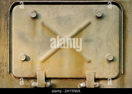 Foto von alten und rostigen Militärfahrzeug gepanzerte Oberfläche Luke Türplatte. Stockfoto