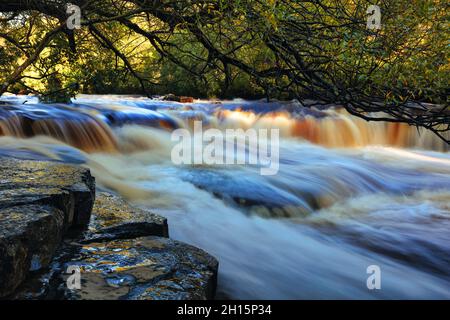 Nahaufnahme des kaskadierenden Wassers bei Wain Wath Force, Swaledale, Yorkshire Dales National Park, England, Großbritannien. Stockfoto