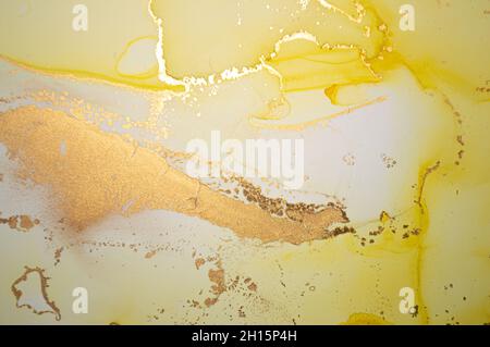 Abstrakte Goldflüssigkeit. Alkoholtinte auf Leinwand. Stockfoto