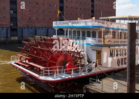 Der Raddampfer Mississippi Queen an einem sonnigen Tag am Dock vor der Elbphilharmonie in der Hamburger HafenCity. Stockfoto