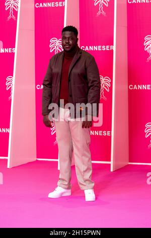 Cannes, Frankreich, 11. Oktober 2021, SALIF CISSÉ (Schauspieler) auf dem rosa Teppich während der MIPCOM 2021 - The World’s Entertainment Content Market und der 4. Canneseries - International Series Festival © ifnm Press / Alamy Stockfoto