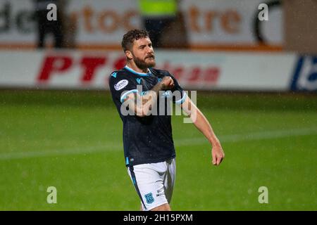 Dens Park, Dundee, Großbritannien. Oktober 2021. Fußball der schottischen Premier League, Dundee FC gegen Aberdeen; Ryan Sweeney von Dundee feiert am Ende des Spiels Kredit: Action Plus Sports/Alamy Live News Stockfoto