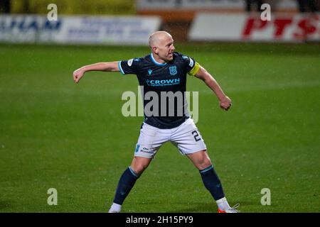 Dens Park, Dundee, Großbritannien. Oktober 2021. Fußball der schottischen Premier League, Dundee FC gegen Aberdeen; Charlie Adam von Dundee feiert am Ende des Spiels Credit: Action Plus Sports/Alamy Live News Stockfoto